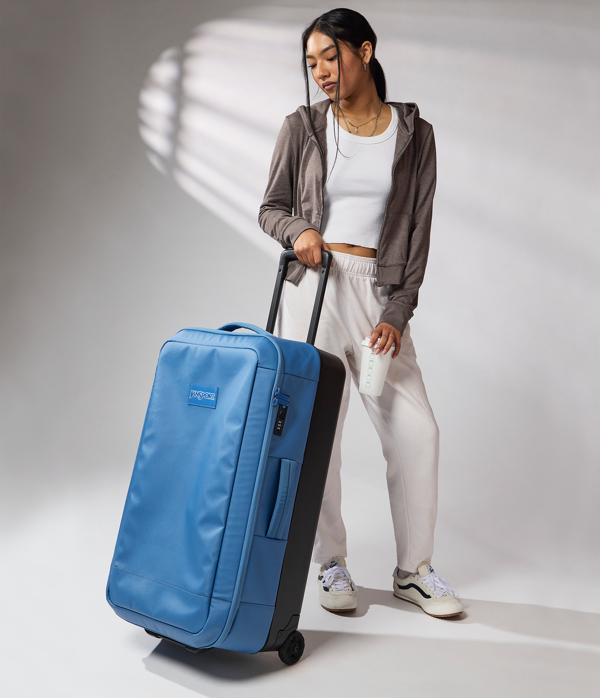 good-latitude-30-rolling-duffel-l1 JS0A86EOEW5-MODEL.png