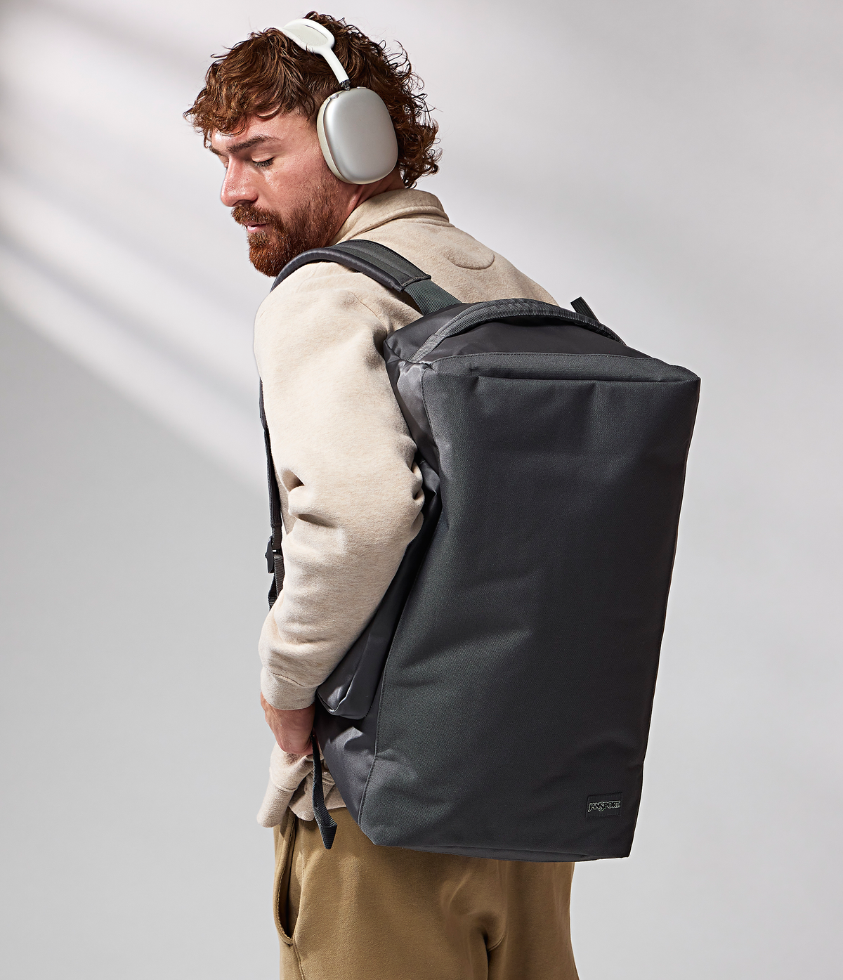 convertible-duffel-toiletry-bag-smokey-grit-set-n7 JS0A8E8EDMX-MODEL.png