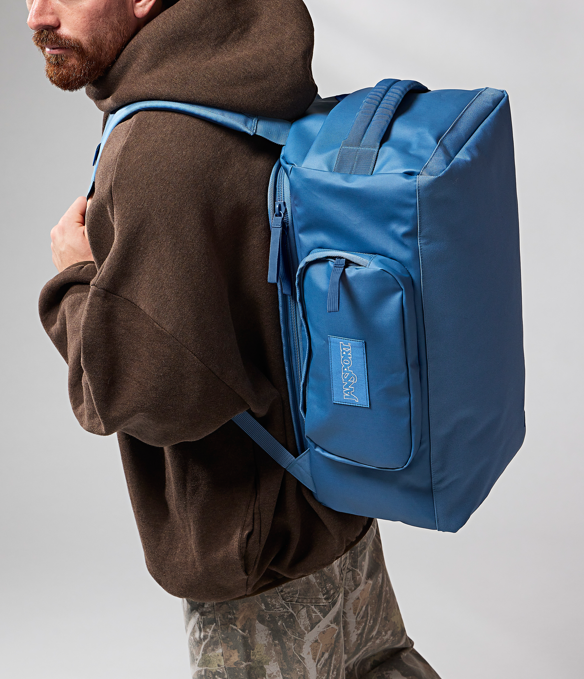convertible-duffel-toiletry-bag-elemental-blue-set-g7 JS0A8E8EEW5-MODEL.png